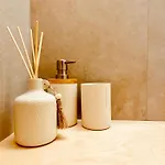 Serene Coastal Retreat With King Bed & Pool In Apartament *