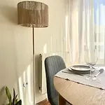 Serene Coastal Retreat With King Bed & Pool In Apartament