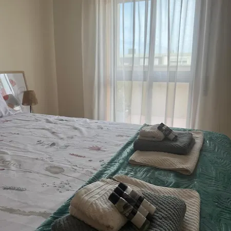 Apartmán Serene Coastal Retreat With King Bed & Pool In