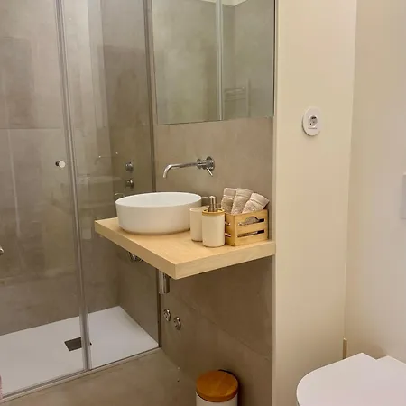 Serene Coastal Retreat With King Bed & Pool In * Lavra