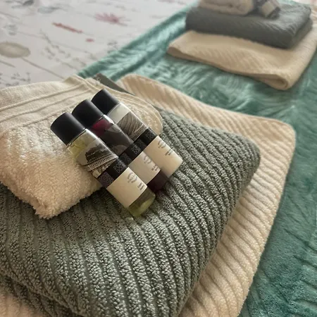 Apartmán Serene Coastal Retreat With King Bed & Pool In