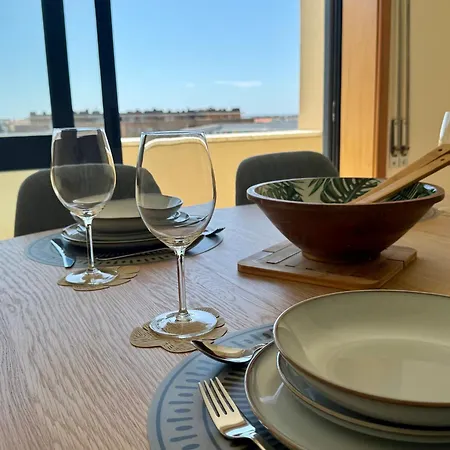 Appartement Serene Coastal Retreat With King Bed & Pool In