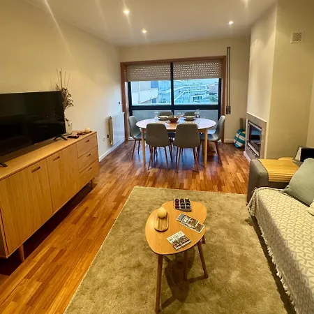 Serene Coastal Retreat With King Bed & Pool In Appartement Lavra