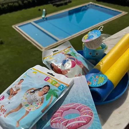 Apartmán Serene Coastal Retreat With King Bed & Pool In