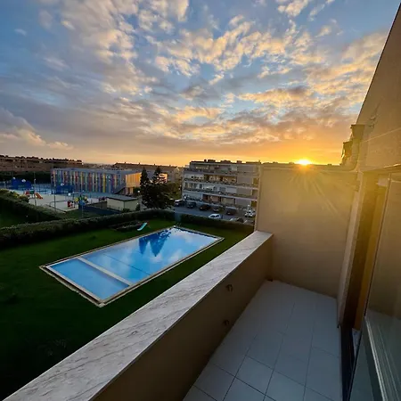 Serene Coastal Retreat With King Bed & Pool In Appartement