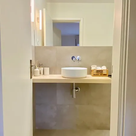 Serene Coastal Retreat With King Bed & Pool In Apartmán