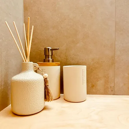 Serene Coastal Retreat With King Bed & Pool In Apartmán *