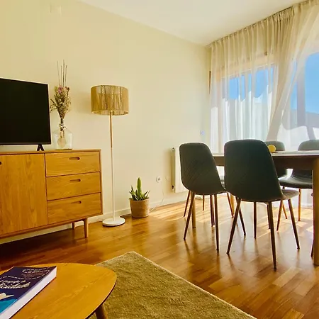 Appartement Serene Coastal Retreat With King Bed & Pool In Lavra