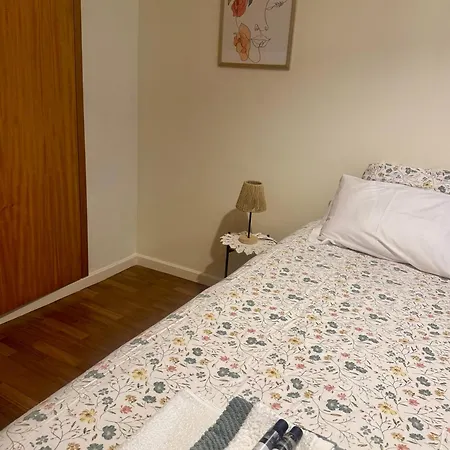 Serene Coastal Retreat With King Bed & Pool In Apartmán *