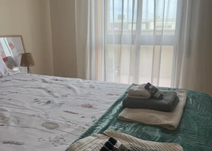 Apartmán Serene Coastal Retreat With King Bed & Pool In