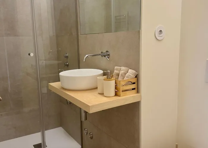 Serene Coastal Retreat With King Bed & Pool In * Lavra