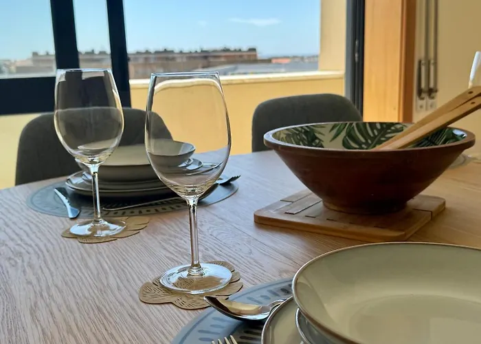 Apartament Serene Coastal Retreat With King Bed & Pool In