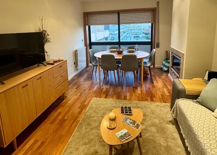 Serene Coastal Retreat With King Bed & Pool In Apartament Lavra