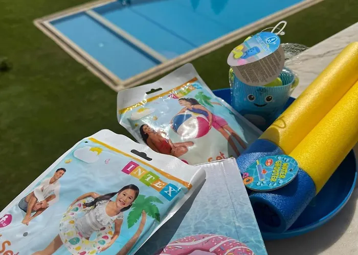 Apartmán Serene Coastal Retreat With King Bed & Pool In