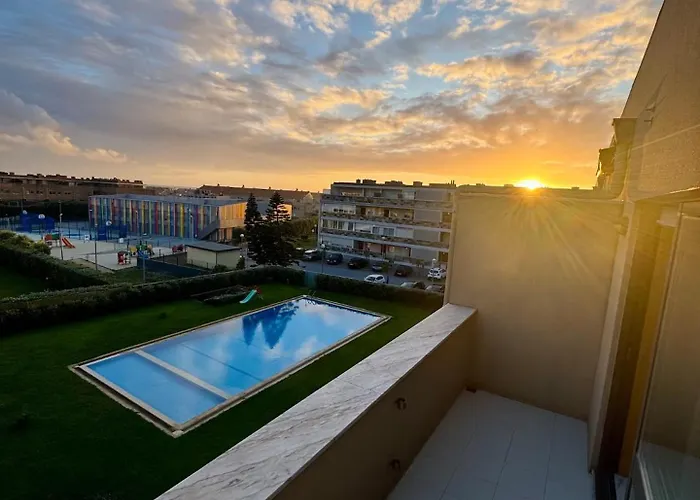 Serene Coastal Retreat With King Bed & Pool In Apartament