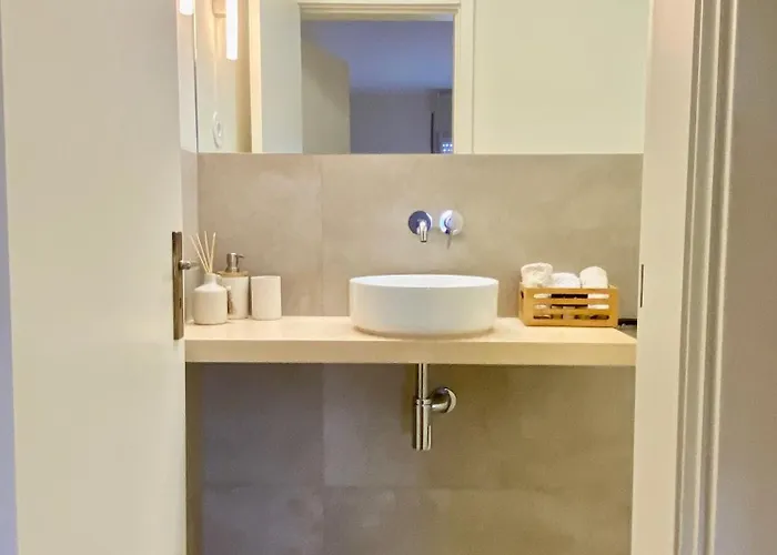 Serene Coastal Retreat With King Bed & Pool In Apartament