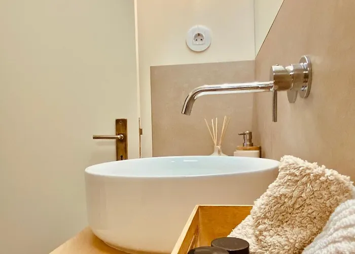 Serene Coastal Retreat With King Bed & Pool In Apartament Lavra