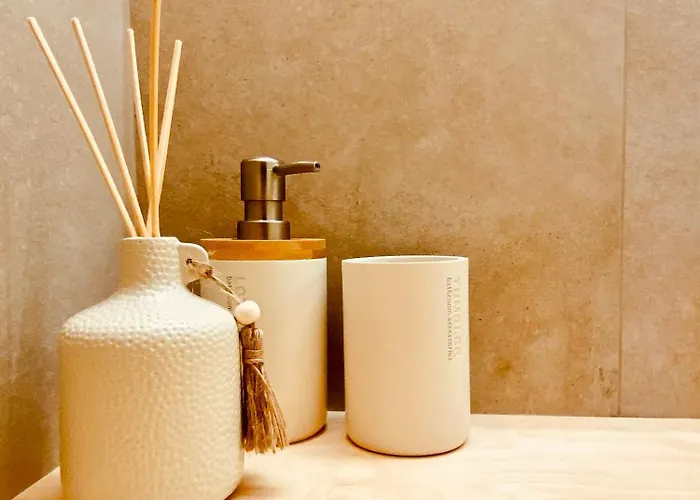 Serene Coastal Retreat With King Bed & Pool In Apartmán *