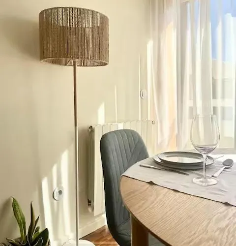 Serene Coastal Retreat With King Bed & Pool In Apartament