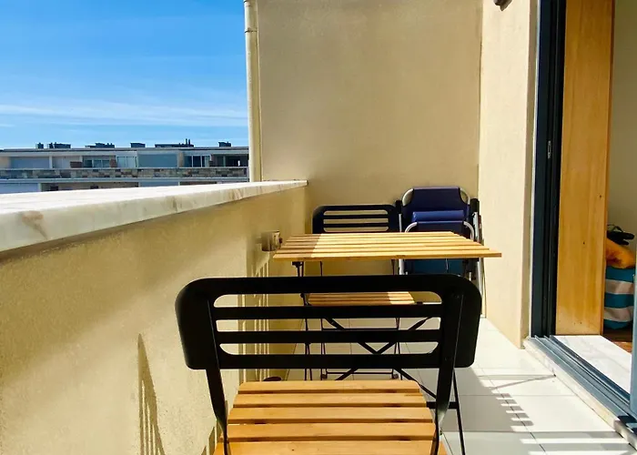 Serene Coastal Retreat With King Bed & Pool In *