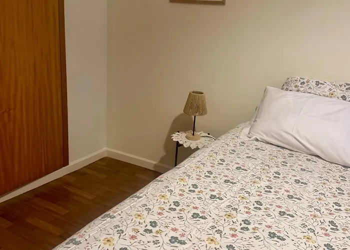 Serene Coastal Retreat With King Bed & Pool In Apartmán *